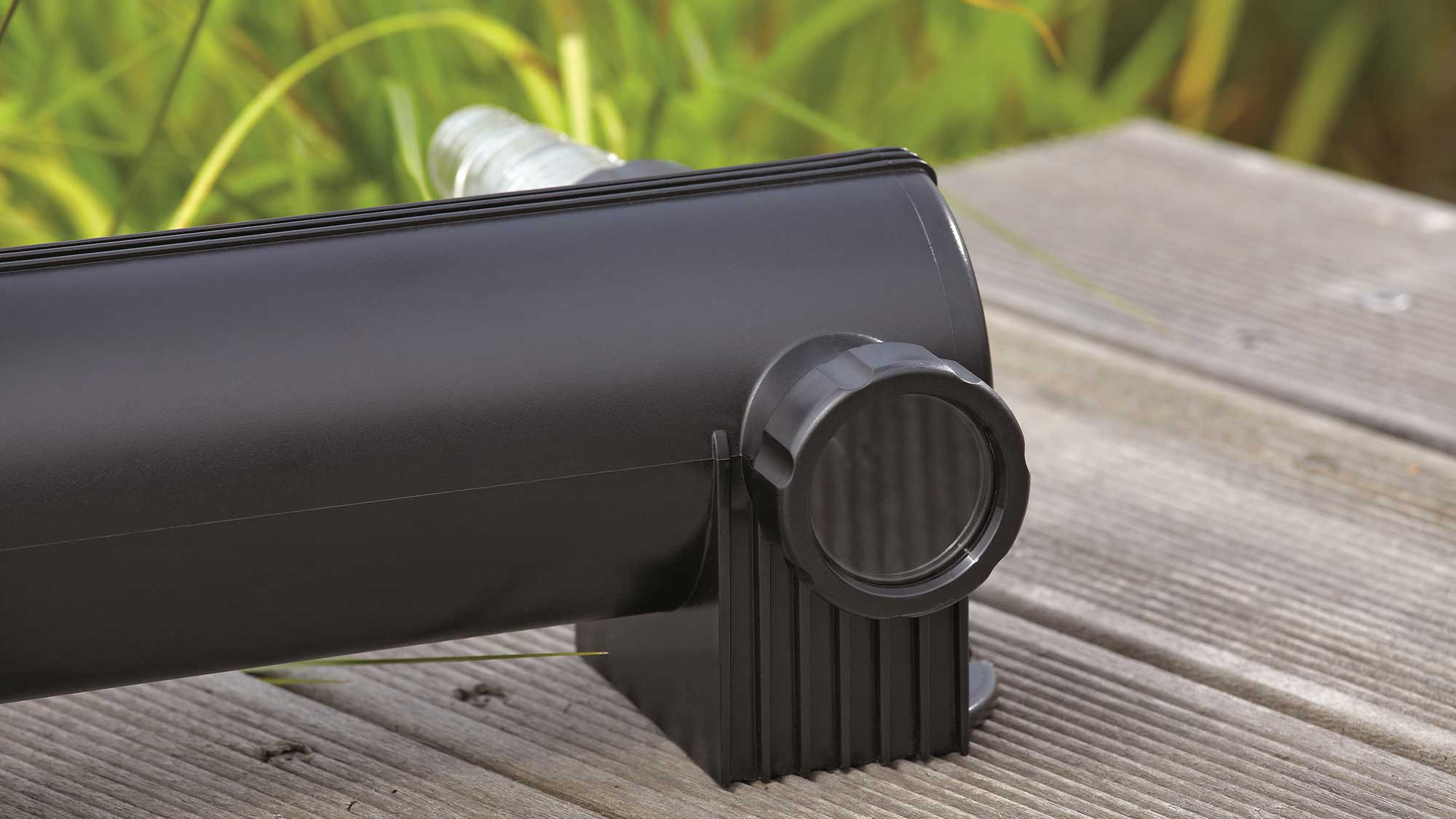 OASE106400-Vitronic36W The Oase Vitronic 36W UV ensures clear water in natural ponds to 40m³ and goldfish ponds up to 20m³ killing algae that causes green water.